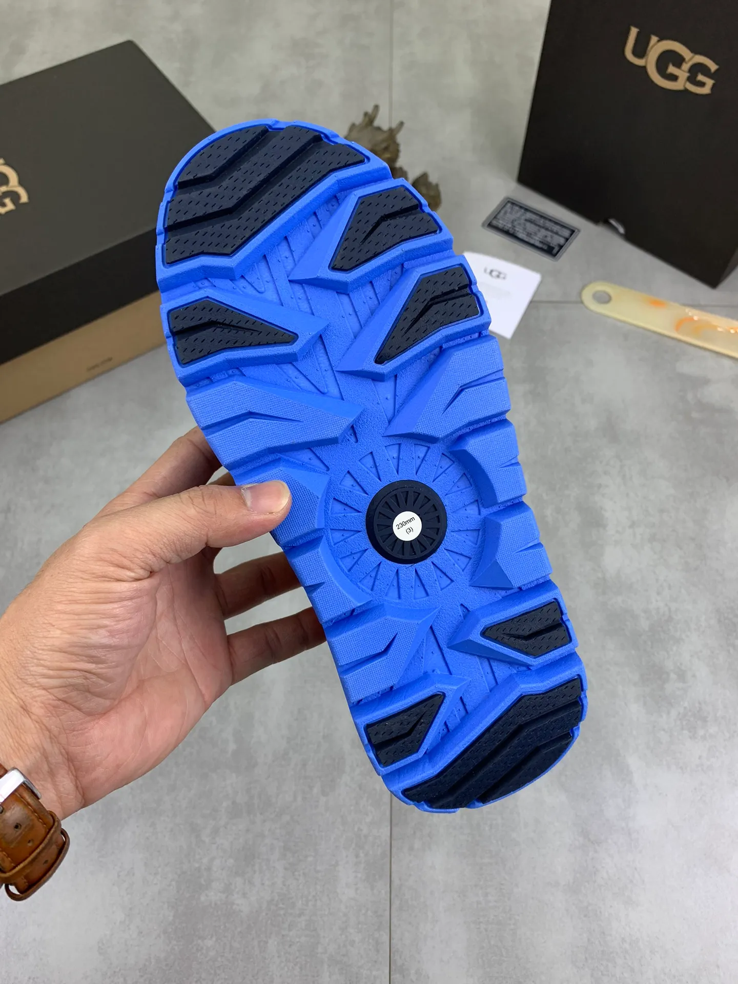 Men's Men's Shoes💰P460 New Couple Style👫 UGG Tasman Weather Hybrid One-second Snow Boots👢 Wang Yibo's same 👏 classic Tasman shoe model is added with a large orange sole, functional color contrast design, environmentally friendly waterproof and snowproof material, which is both fashionable and functional. At the same time, it is paired with the new UGG Keen furry color-blocking jacket. Bright orange and maroon collide to create a new light outdoor style and open up a new travel experience in early autumn! Using the best materials, the 17mm fur integrated surface is warmer and breathable, and the outsole is upgraded to a lightweight and wear-resistant light wing technology outsole! Size: 35-45 for men and women Official website color: 3⃣️ colors available